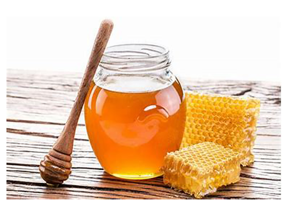  Seguramente has escuchado los remedios de las abuelitas a base de miel, lo cierto es que los científicos han comprobado algunas propiedades medicinales de este producto natural