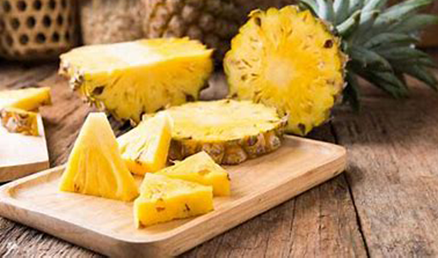 La piña tiene múltiples benaficios para la salud como la bromelina que ayuda a digerir mejor los alimentos