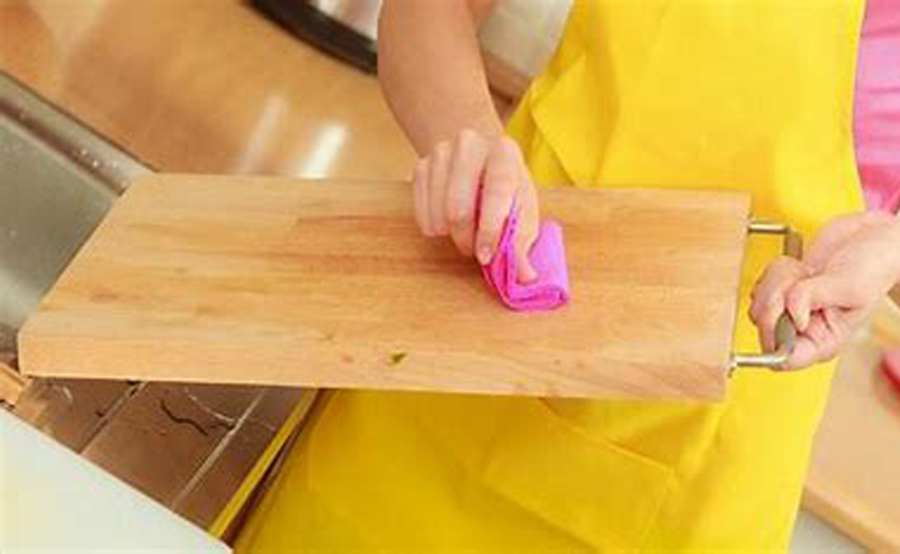  Los utensilios de maderas son ideales en la cocina por su bajo impacto de toxicidad, pero hay que mantenerlos libre de bacterias y gérmenes. Aprende a lavar las tablas con estos trucos