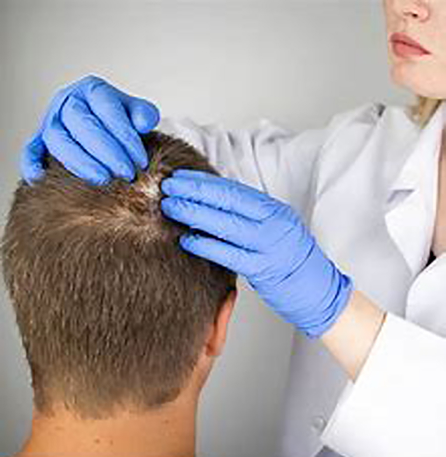 El aceite de romero no solo se utiliza para dar masajes relajantes, sino para tratar el crecimiento del cabello gracias a sus infinitas bondades 