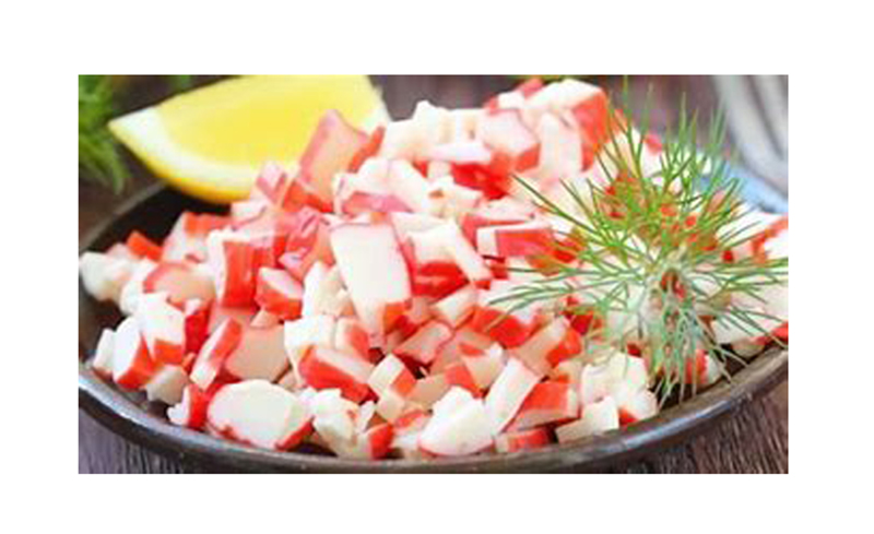  Los alimentos procesados combinan una gran cantidad de ingredientes para simular sabores y texturas, como la imitación de carne de cangrejo