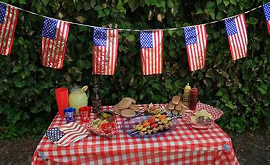 John Adams predijo que el día de la independencia se iba a celebrar con fuegos artificiales, desfiles y comida en el año de 1776.