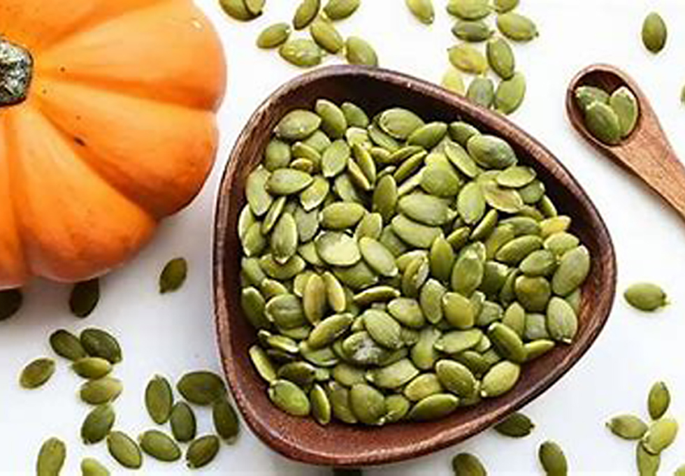  Si eres de las personas que les encantan las semillas de calabazas, te contamos sus beneficios nutricionales y como son efectivas como remedio casero.