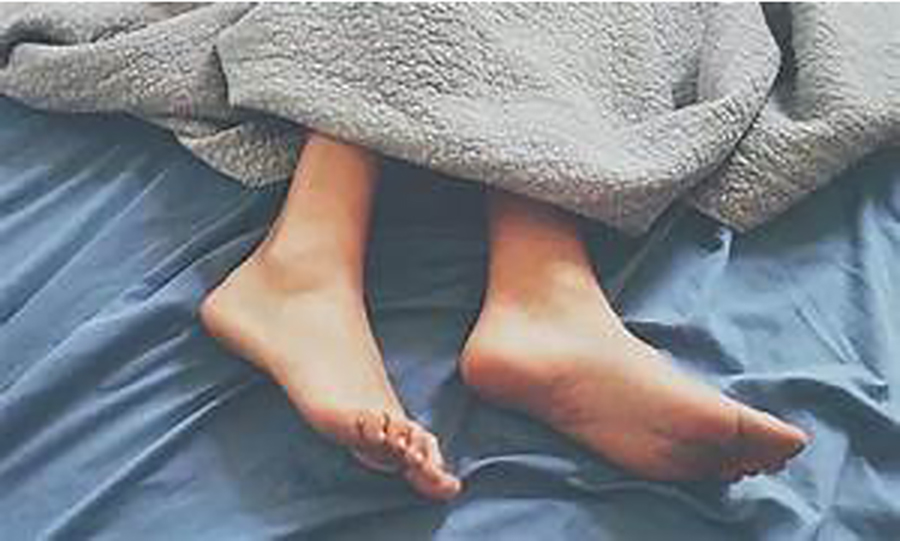  Descubre qué significa dormir con los pies fuera de las sábanas y cómo esta postura puede revelar rasgos de personalidad y mejorar tu Descanso