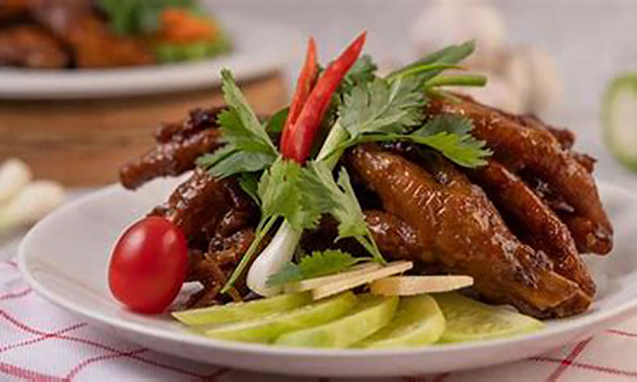  Por ser fuente de colágeno y nutrientes, el consumo de pata de pollo fortalece la salud