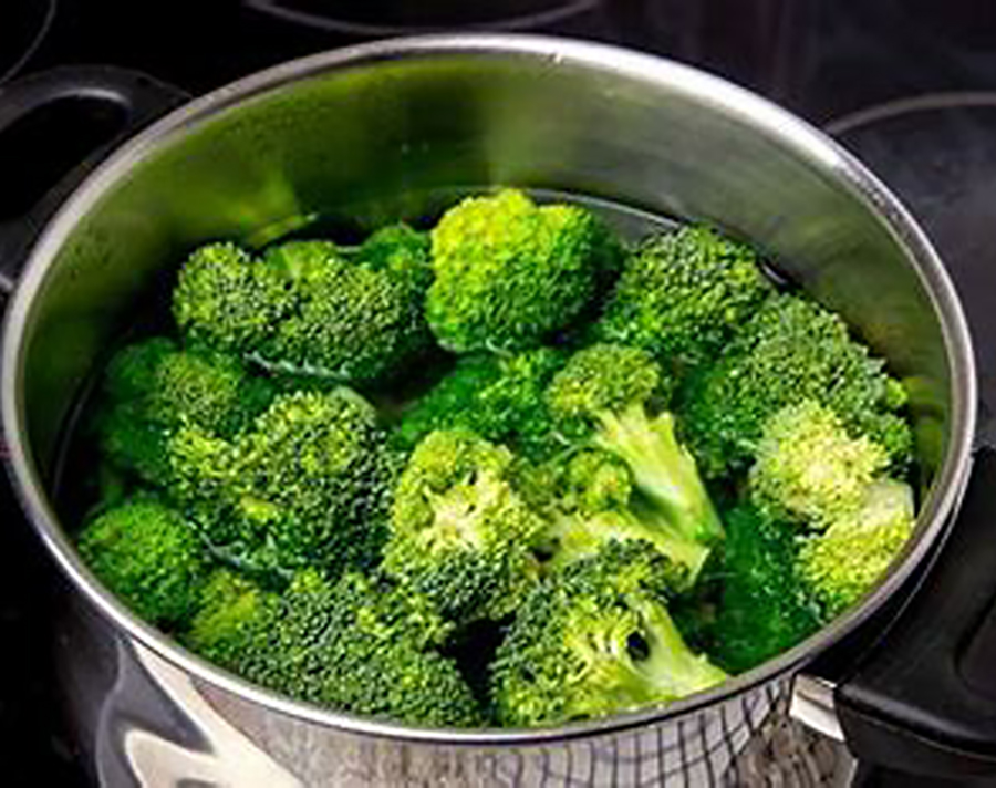  Para aprovechar al máximo los nutrientes del brócoli hay una manera específica de cortarlo y cocinarlo