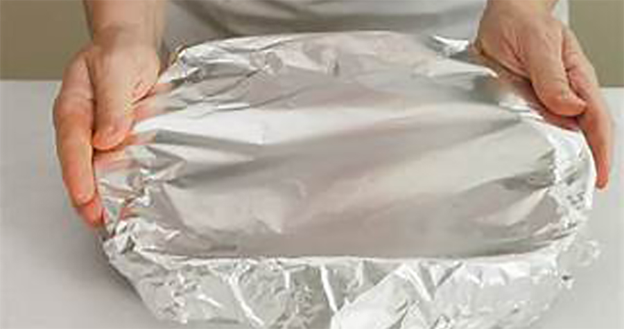  Un experto explica cómo interactúan ciertos alimentos con el papel aluminio