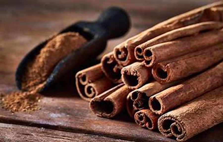  Más allá de su delicioso aroma y el sabor que le aporta a los alimentos, la canela es una especia rica en nutrientes que mejorar algunas funciones del organismo