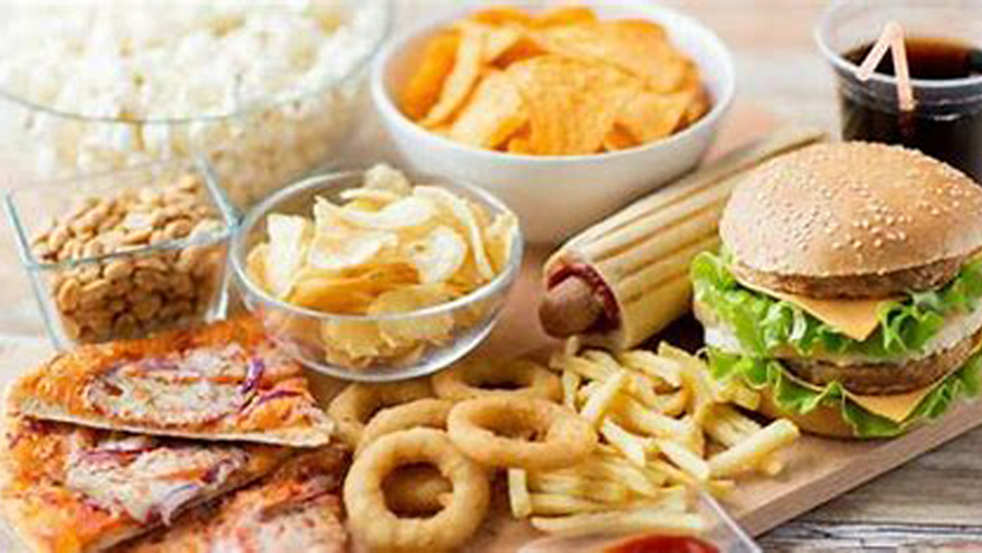 Los productos alimenticios altamente procesados, comúnmente conocidos como comida chatarra, se caracterizan por su alto contenido en grasas, azúcares, aditivos y su escaso valor nutricional. 