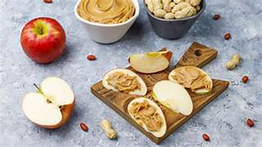  La rica combinación de manzana y mantequilla de maní tiene efectos antiinflamatorios