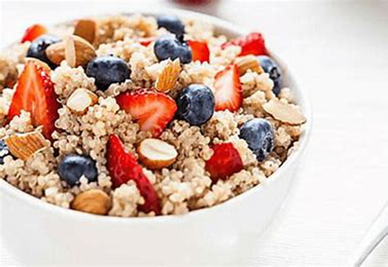  La quínoa se ha convertido en una opción llena de nutrientes para sustituir el arroz, es muy sencillo preparar y combina con otros alimentos