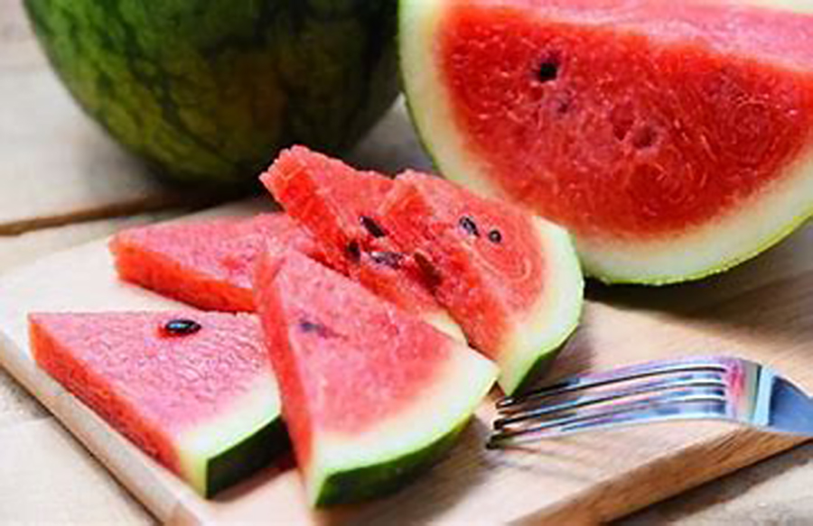 La sandía es una fruta rica en agua, vitaminas y electrolitos que ayudan a mantenerse hidratado en el Verano