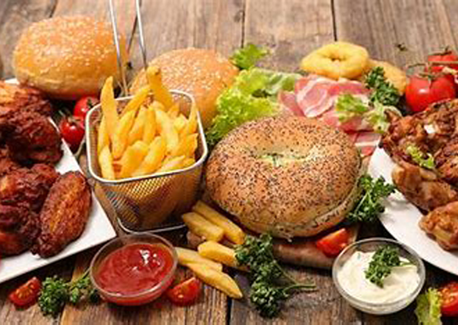 Para cada horario de comida se deben incluir ciertos tipos de alimentos, y para la cena hay una larga lista de opciones no recomendadas por los especialistas no solo porque pueden contribuir al aumento de peso sino porque afectan en descanso