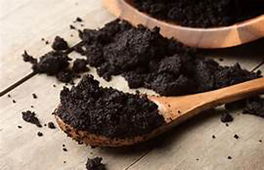  Los restos de café se pueden emplear en recetas de cocina y para limpiar el hogar