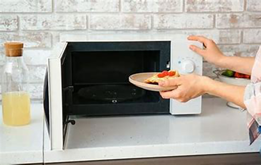 El microondas es práctico y funcional, sirve para calentar casi todo a excepción de 5 comidas que pueden explotar