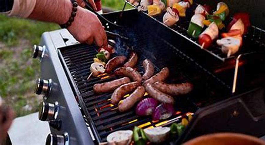   Cocinar al aire libre es una de las actividades preferidas por los estadounidenses y para algunas pautas para cocinar de manera segura y evitar enfermedades