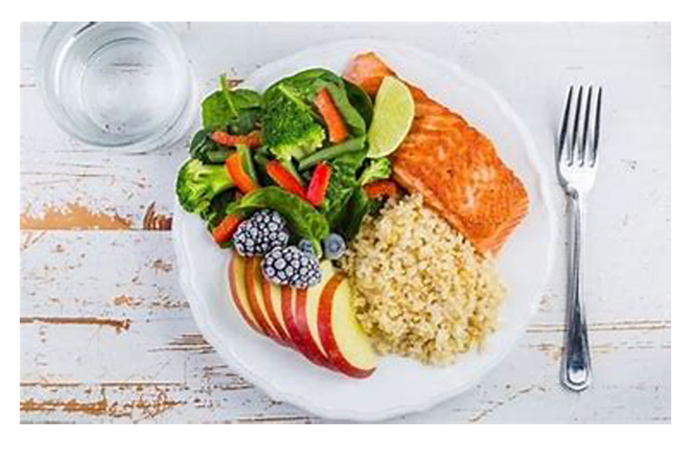  Hay una serie de consejos que da la Universidad de Harvard que te permiten disfrutar de las comidas fuera de casa atendiendo las porciones y evitanos ciertos alimentos