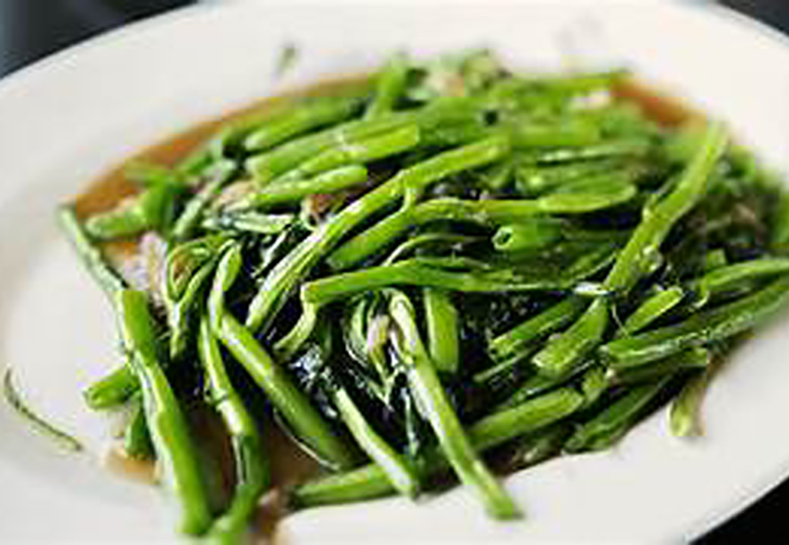  Los tallos de las espinacas pueden ser el ingrediente estrella para sopas, jugos, guisos y tortillas