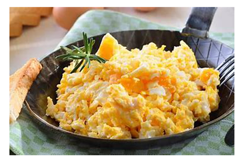  Prepara huevos revueltos cremosos sin ingredientes adicionales con un truco de Julia Child, del estilo antiguo que le darán una textura suave y deliciosa a tu preparación