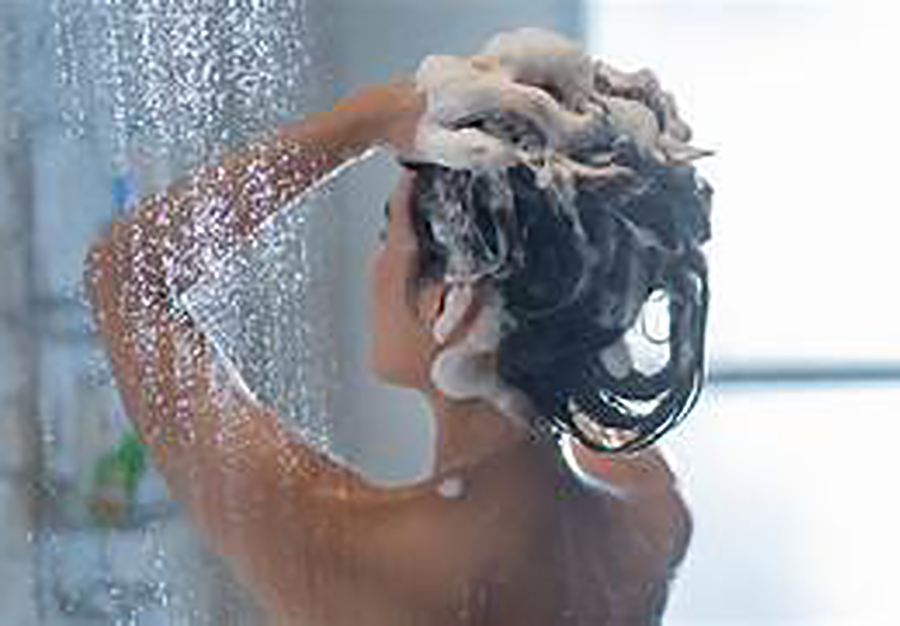 Lavar el cabello menos de dos veces por semana puede causar problemas como la obstrucción de los folículos pilosos y debilitamiento capilar