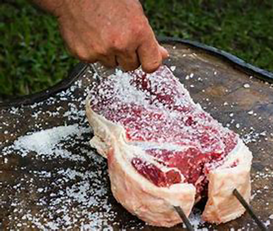   La sal ha sido utilizada desde la antigüedad para ablandar la carne