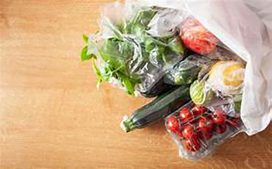 Desde no ofrecer la ventilación suficiente hasta cambio de textura son algunas de las razones para no guardar algunos alimentos en envases plásticos