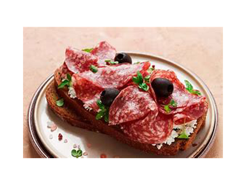  El uso de salami en pizzas, sándwiches y bocadillos es muy popular y se ha posicionado en el gusto de millones de personas alrededor del mundo, al punto que cada 7 de septiembre se celebra su día