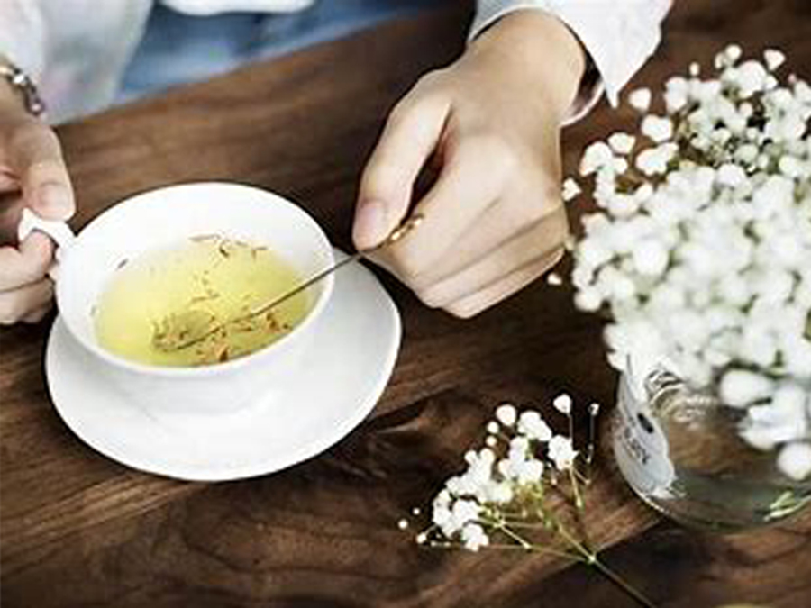  Por sus componentes el té blanco tiene efectos que ayudan a prevenir enfermedades del corazón y a bajar de peso. Su preparación es muy sencilla y tiene un delicioso sabor