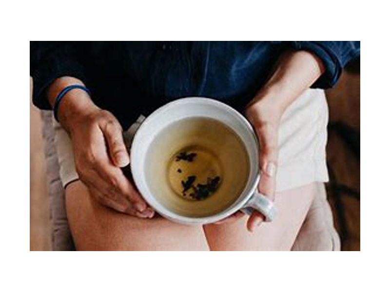   Los componentes del té de jazmín lo hacen merecedor de la popularidad que goza, no solo por sus propiedades para la salud, sino por su agradable aroma que tiene efectos relajantes