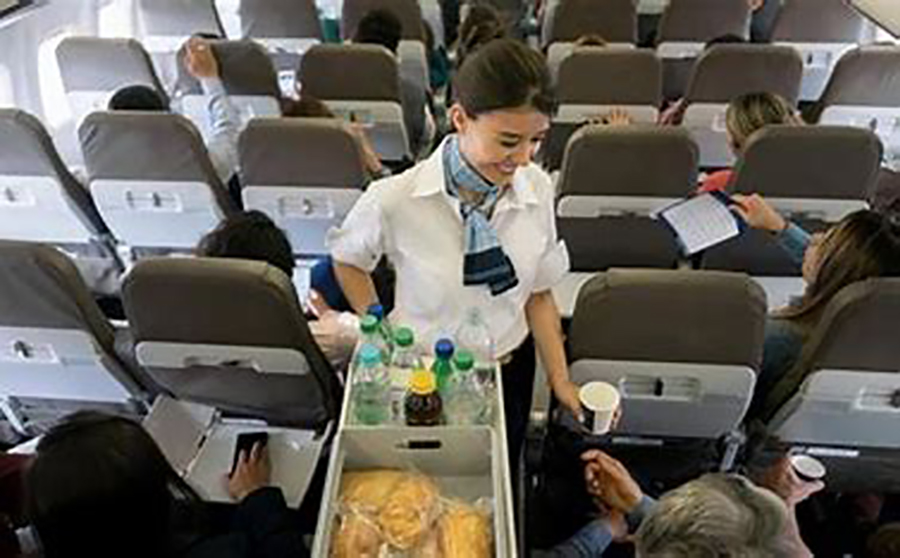 La comida que sirven en las aerolíneas muchas veces no son del agrado de los pasajeros, pero unos expertos revelan cuáles son las mejores opciones y la menos recomendada