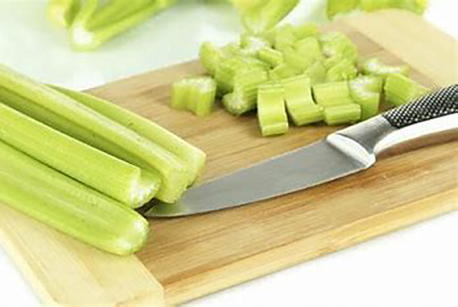El apio es un vegetal con múltiples beneficios para la salud, pero no todos los puedes coer