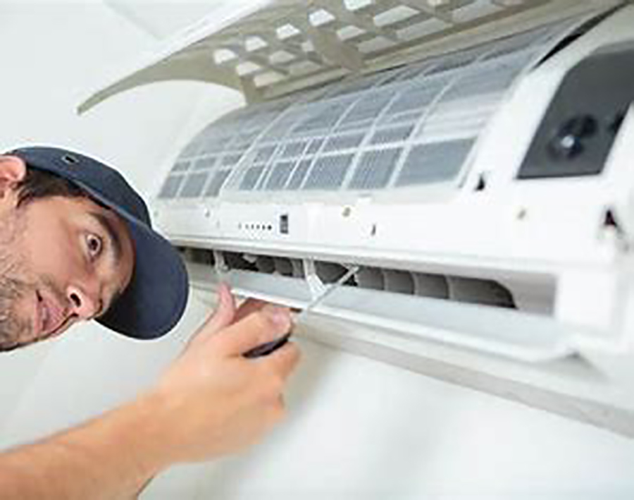 No te preocupes, es normal que el aire acondicionado produzca agua y hay varias maneras de utilizarla