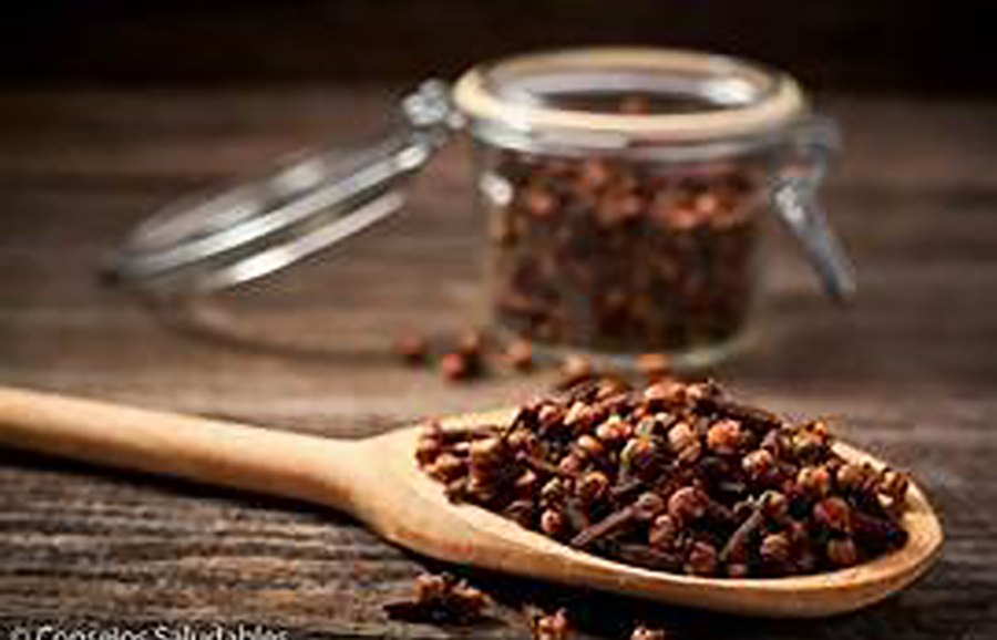  Cuando está fresco, el clavo de olor tiene un aroma intenso y un sabor dulce-picante, que al masticarlo en ayunas puede ayudarte a eliminar el mal aliento